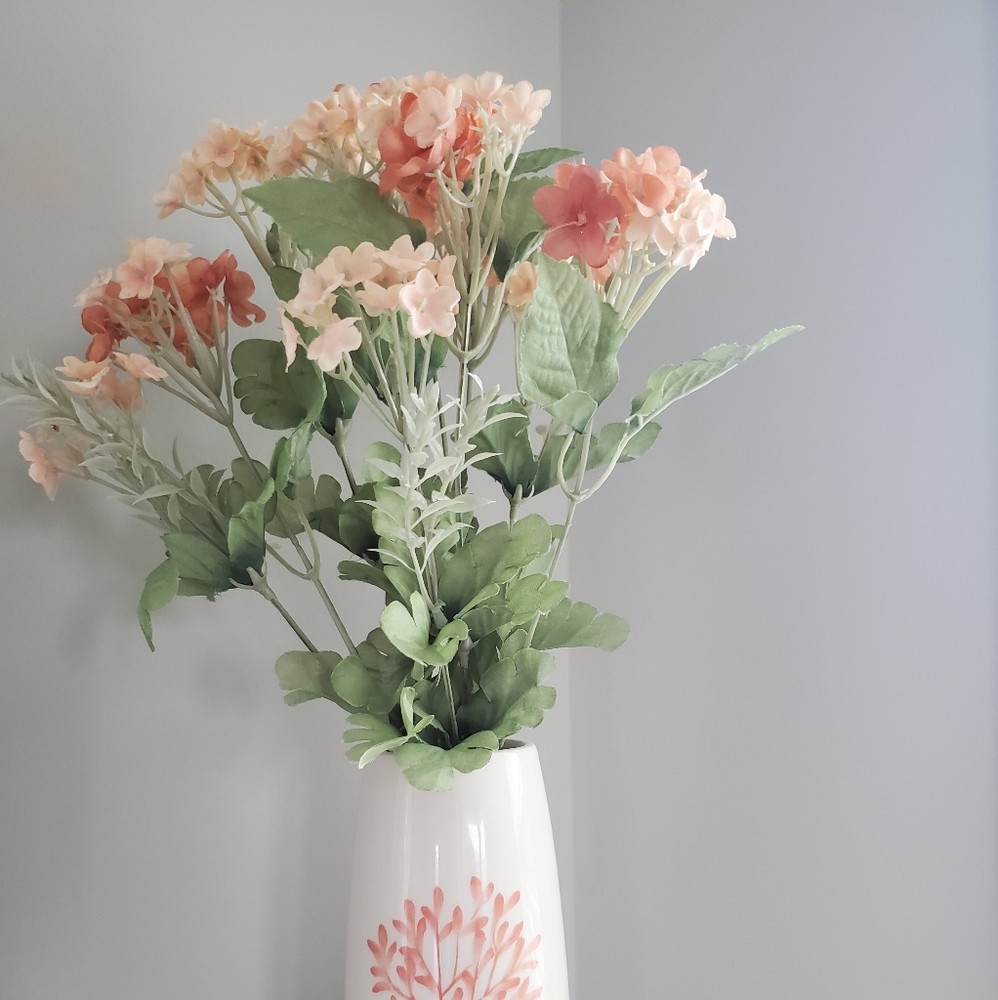 NWOT  CERAMIC COASTAL COTTAGE VASE